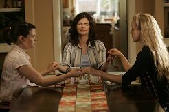 biglovewives Bill\'s three wives pray together on Big Love